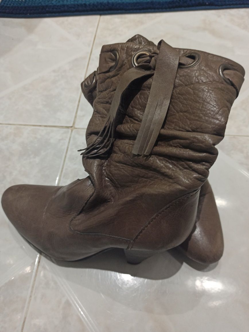 Botins  cor cinza acastanhada