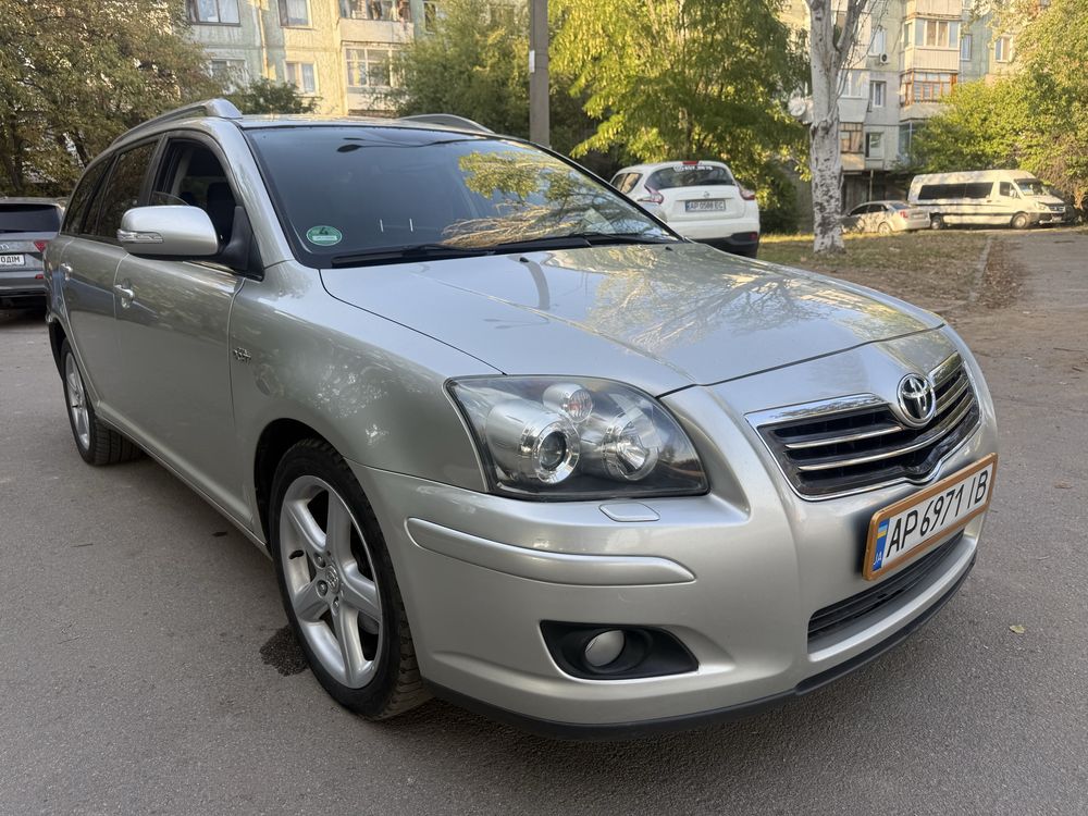 Тайота Авенсис дизель 2,2 в хорошем состояние