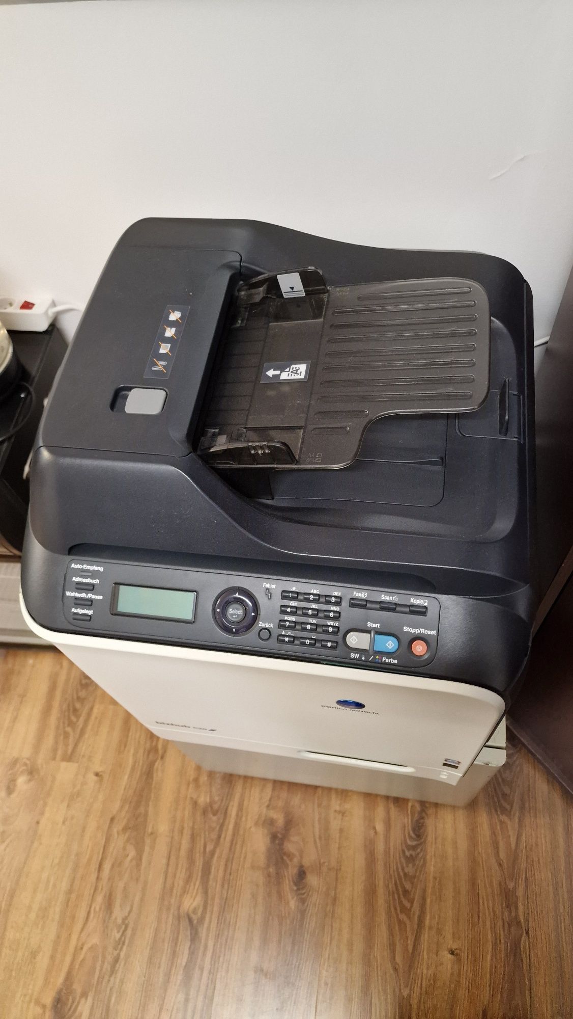 Drukarka (uszkodzona) razem z szafka metalową