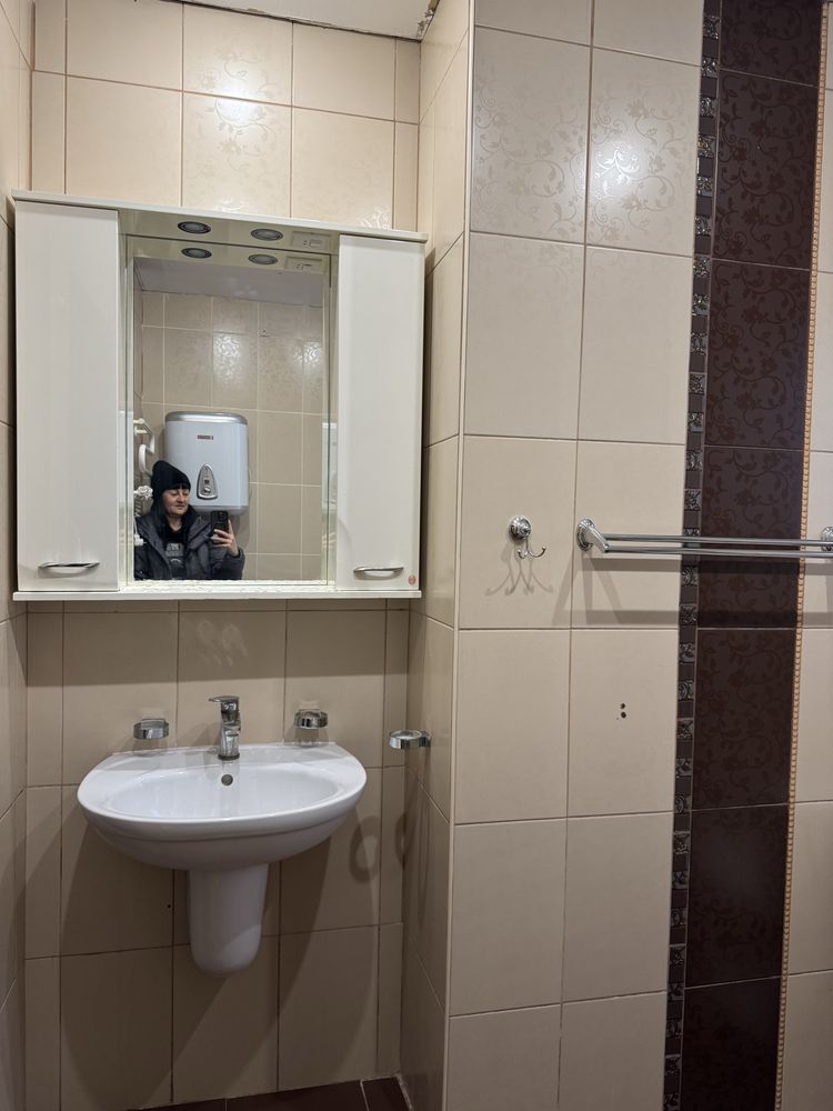 Продаж 2 кімнатноі вул Ахматовоі Анни 13 Г ( 2 поверх)метро»Позняки»