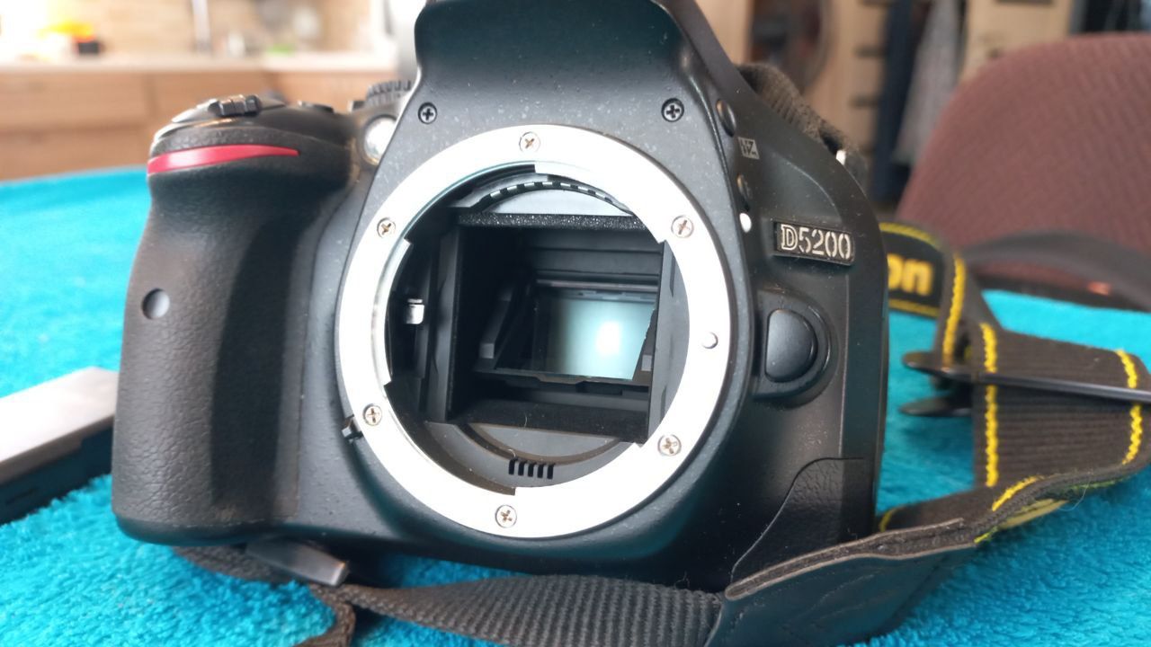 Дзеркальний фотоапарат Nikon D5200 з об'єктивом 18-55 мм. VR