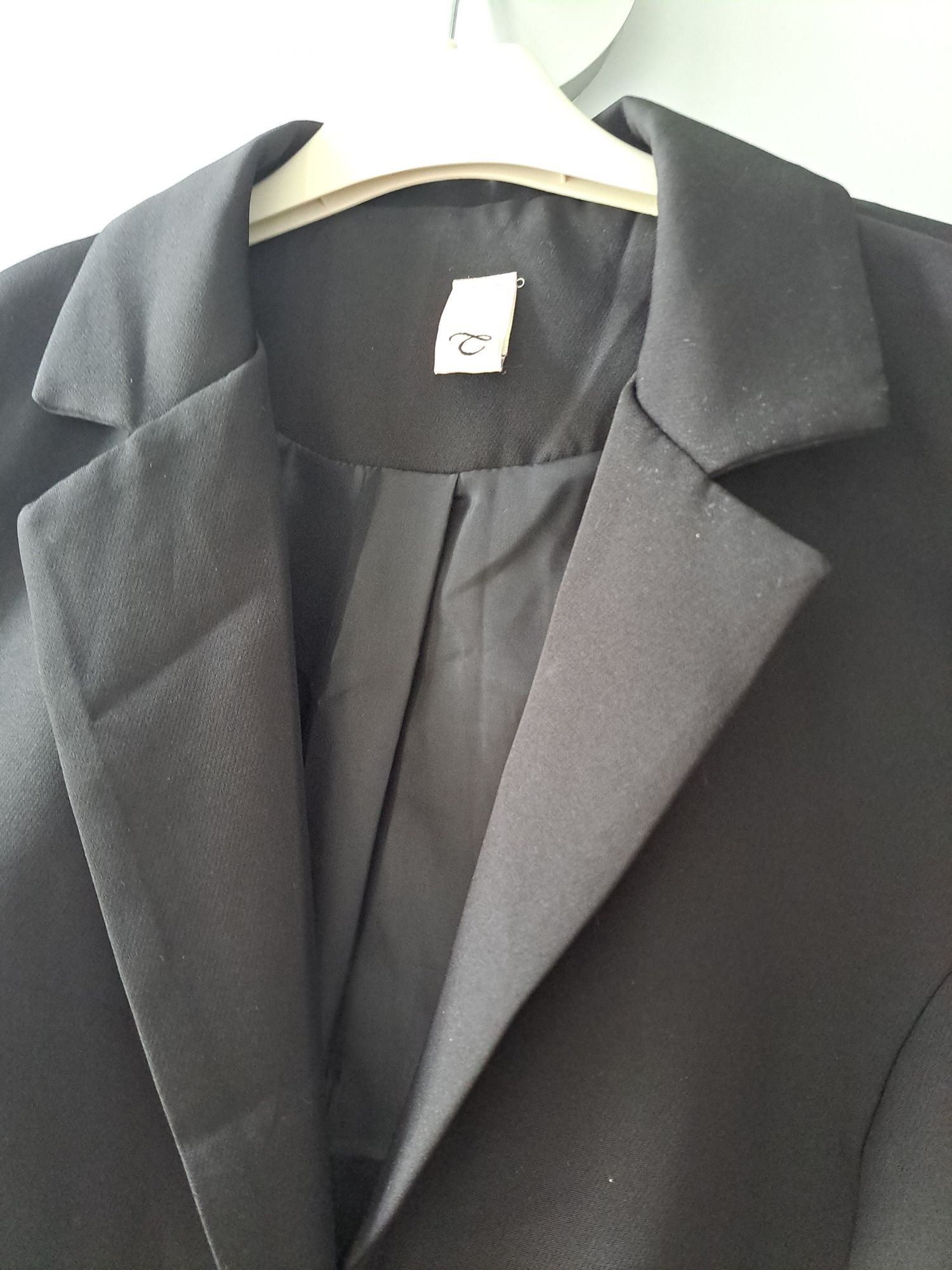 Blazer M pretocom botão dourado