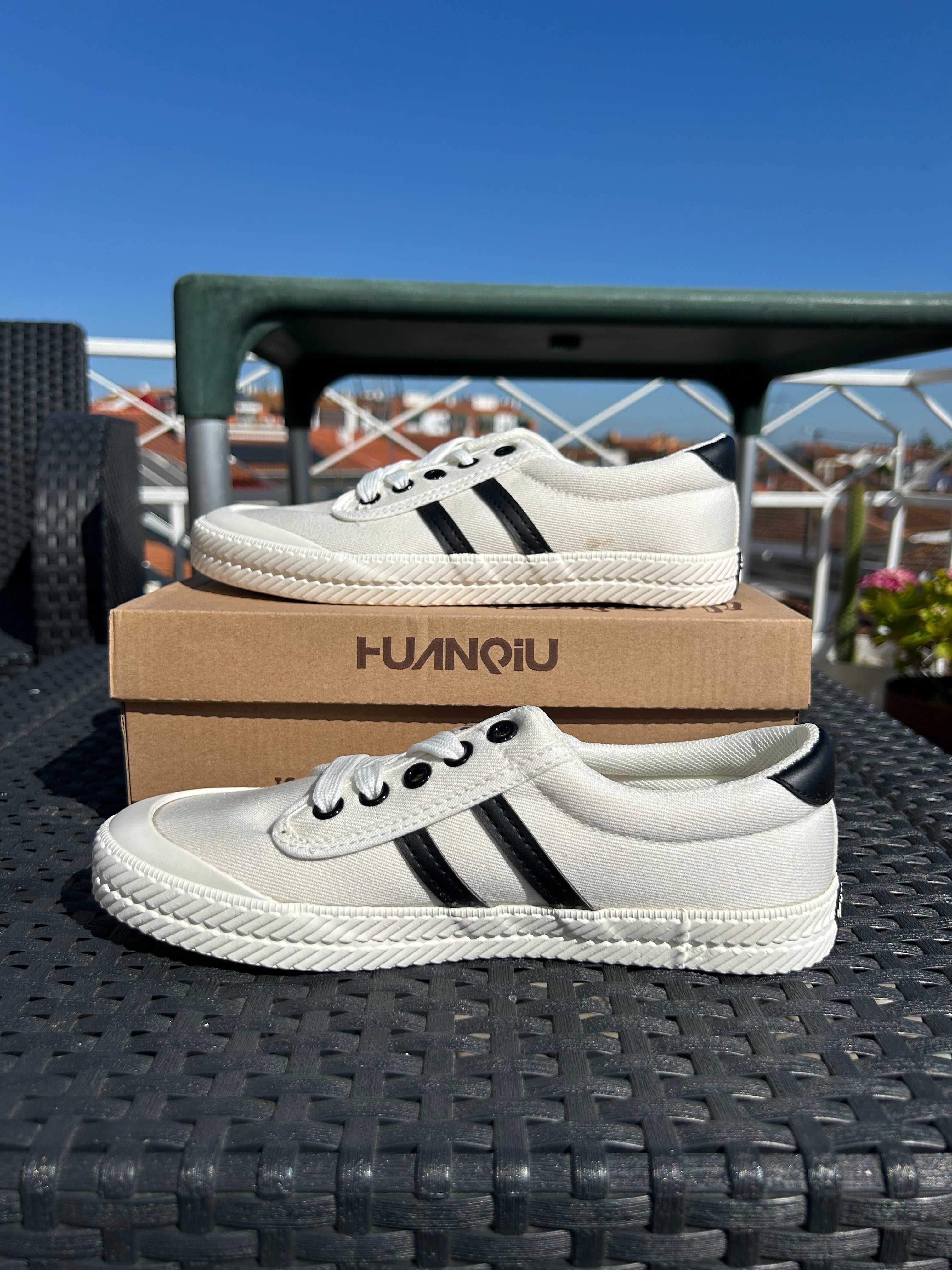 Tênis de Mulher branco com riscas pretas