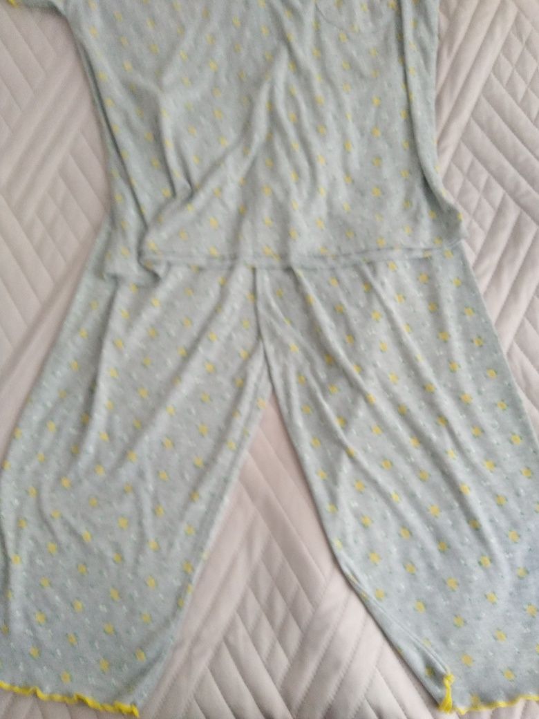 Damska piżama w kwiatki krótki rękawek, spodnie do kolan