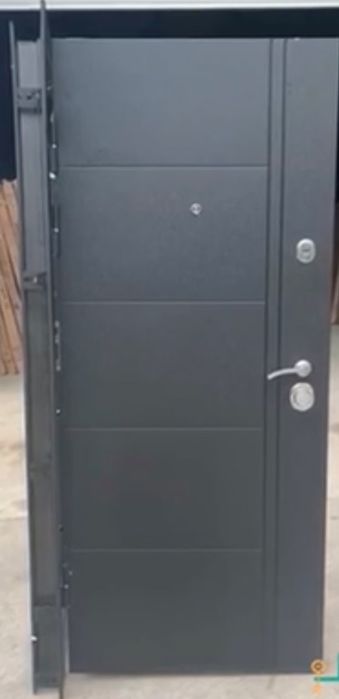 Вхідні дверіна вулицю