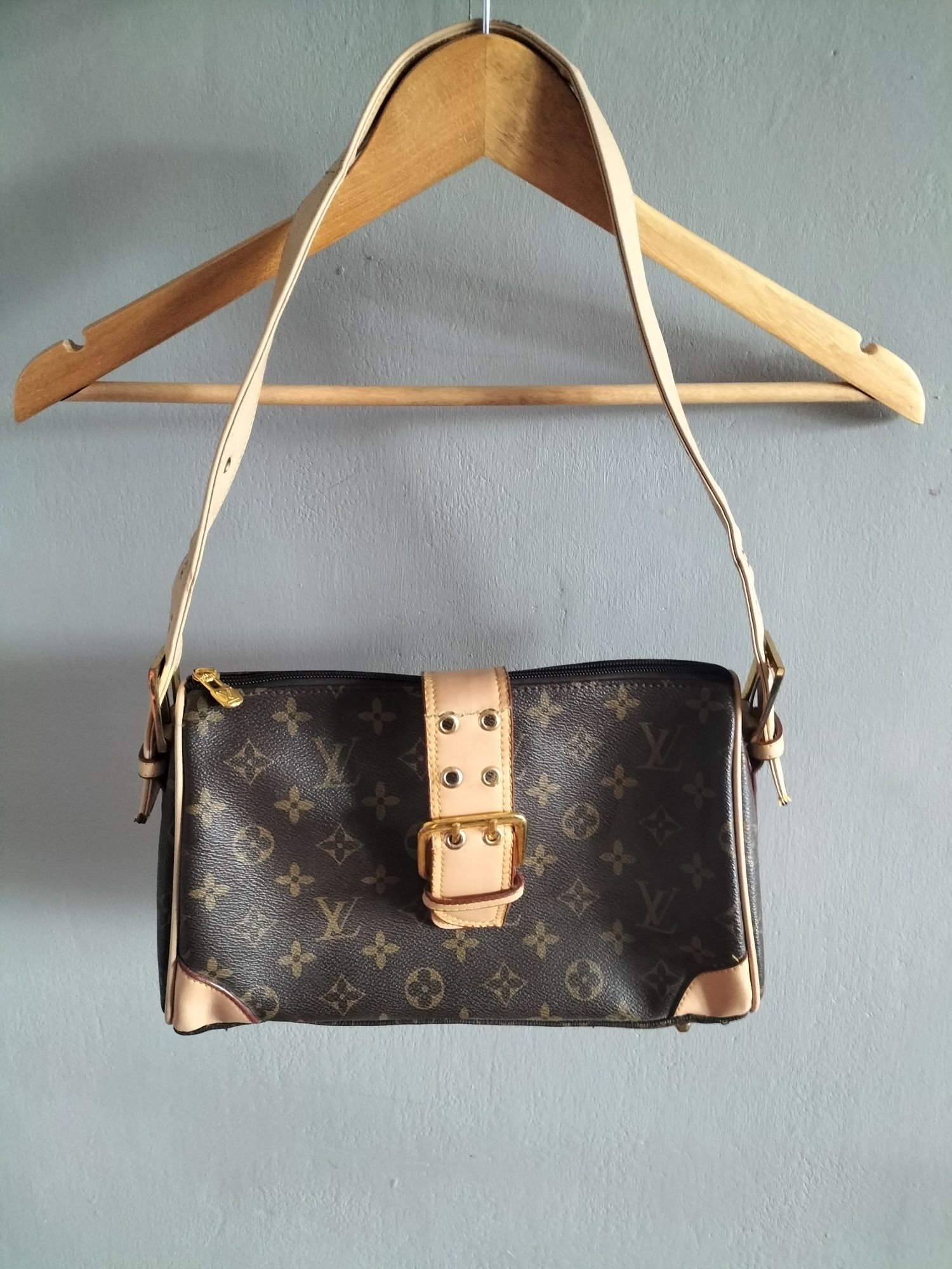 Modna torebka na ramię Louis Vuitton.