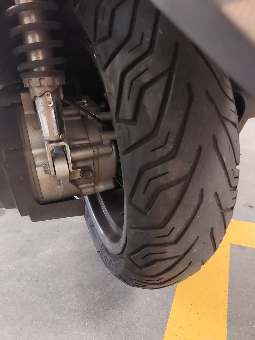 Cruisym 300 ABS
11 000 km

Algumas marcas/riscos proprias