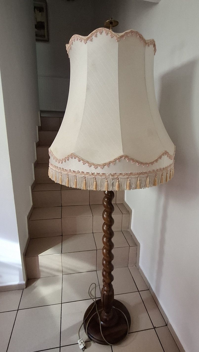 Lampa drewniana z dużym kloszem