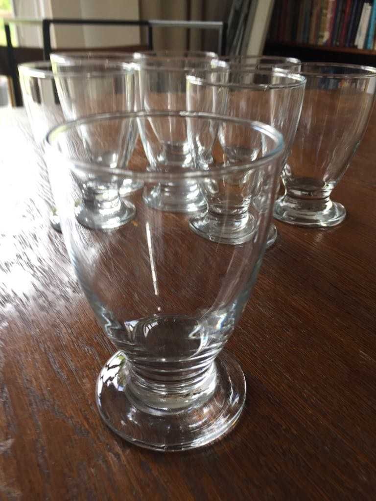 8 szklanek o pojemności 220ml