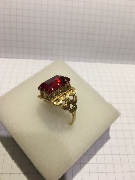 Винтажное кольцо с красным камнем