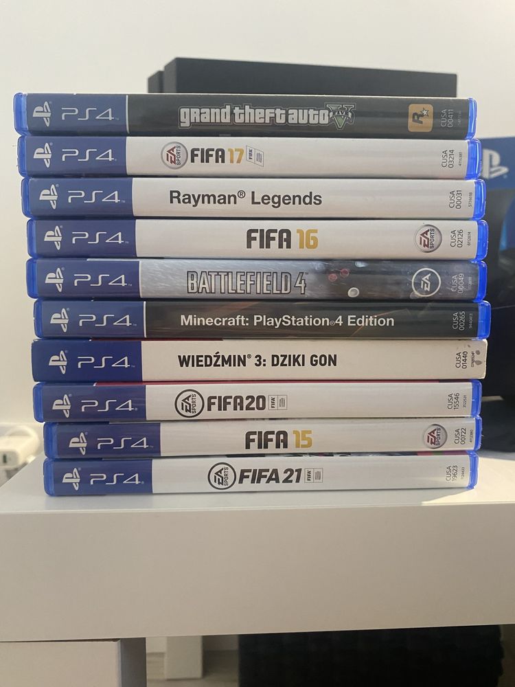 PlayStation 4 1TB, dwa pady, oryginalne słuchawki i pare gier