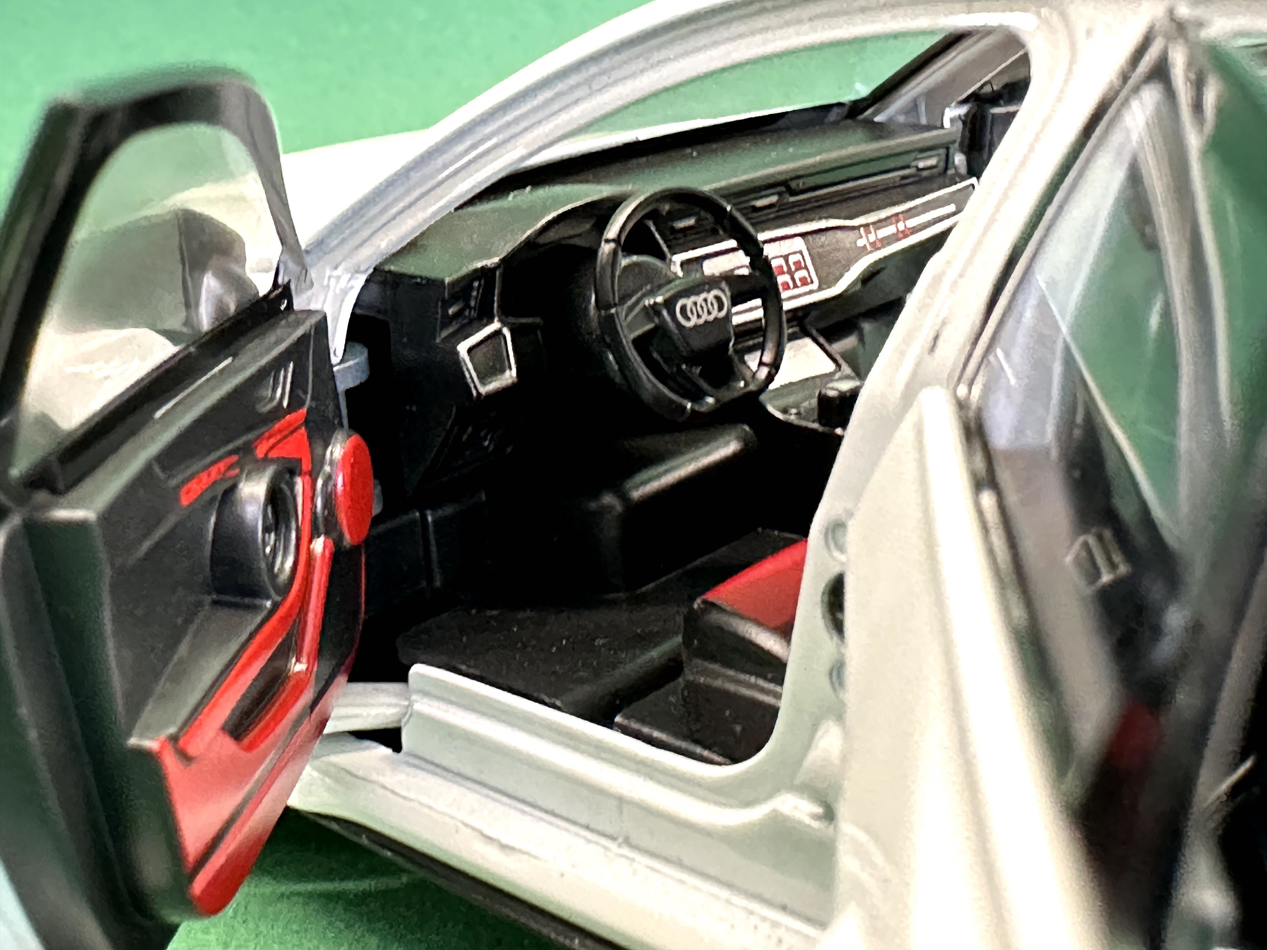 1:24 Audi RS6 combi quattro - model/zabawka, biały