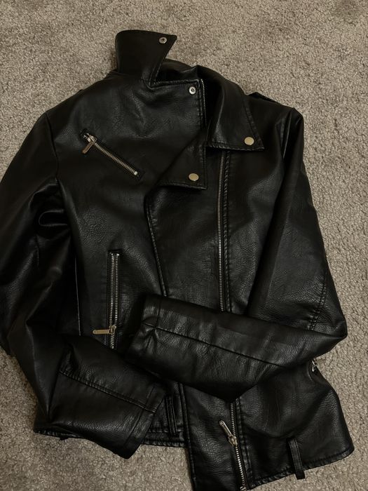 Женская косуха черного цвета