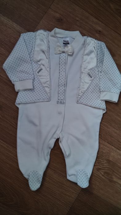 Нарядний чоловічок фрак на хрещення чи виписку