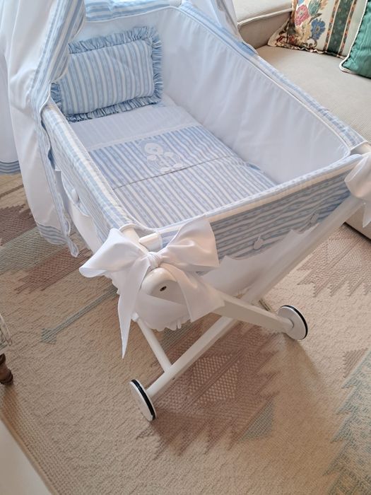 Łóżeczko - kołyska dla niemowlaka