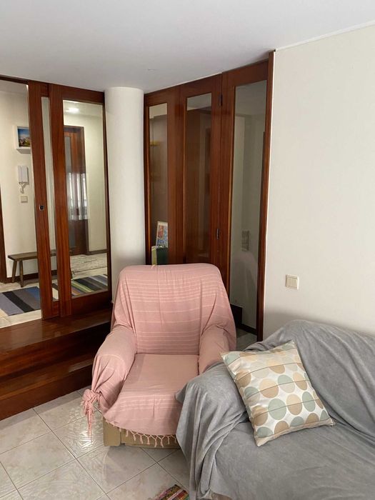 Quarto mobilado em apartamento junto à universidade Lusíada