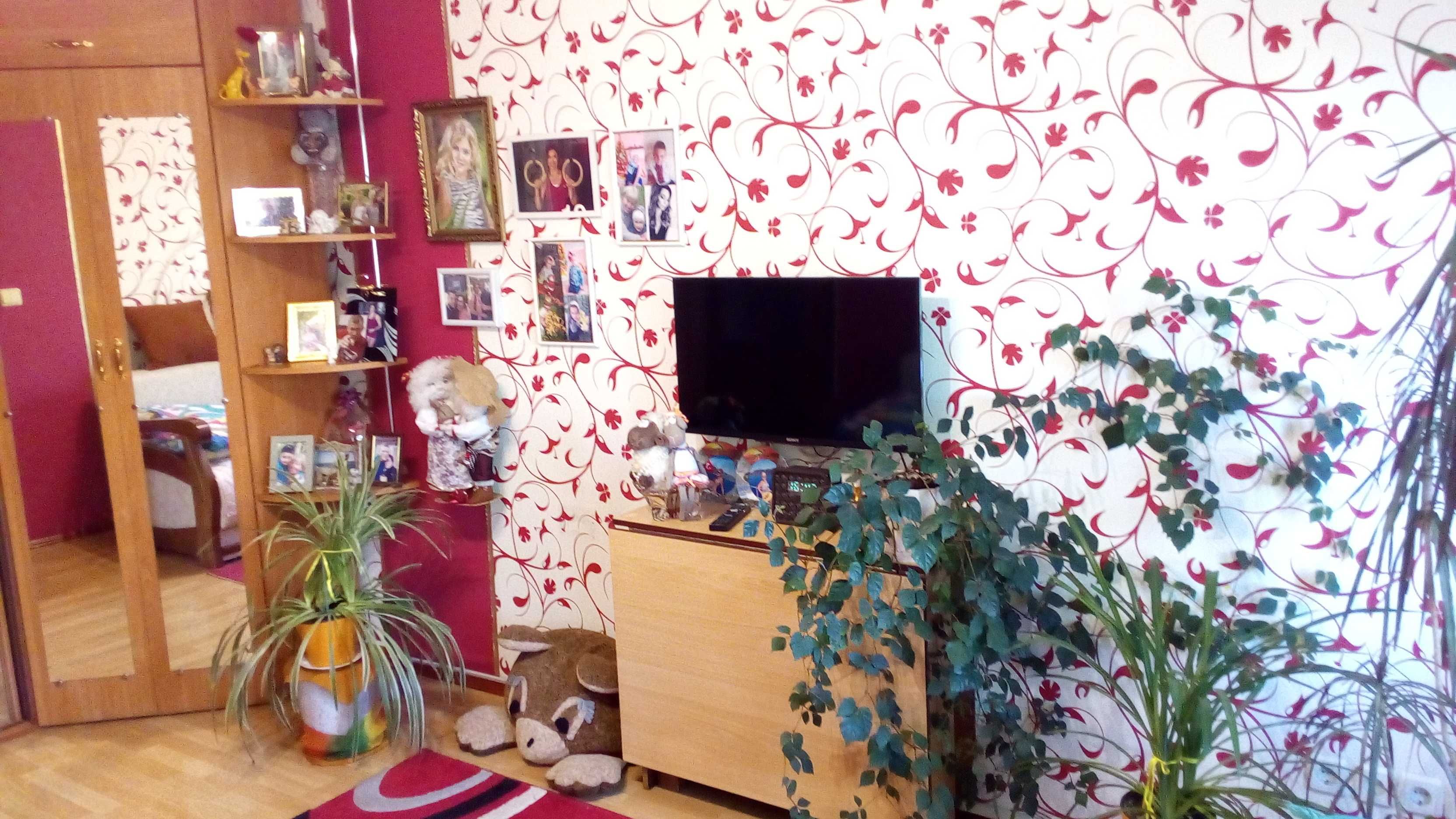 Продам двухкомнатную квартиру в Киеве с мебелью и техникой.