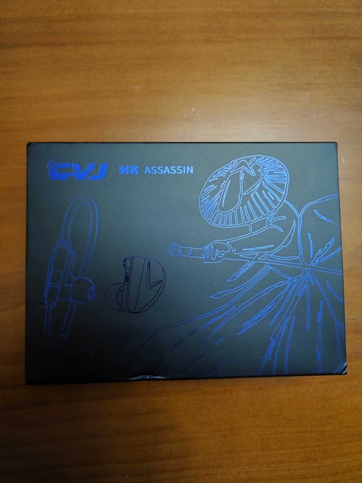 Fones IEM CVJ Assassin gaming com microfone e vibração háptica