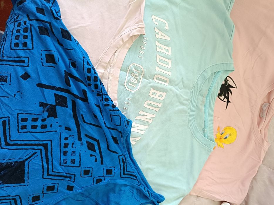 Отдам бесплатно футболки