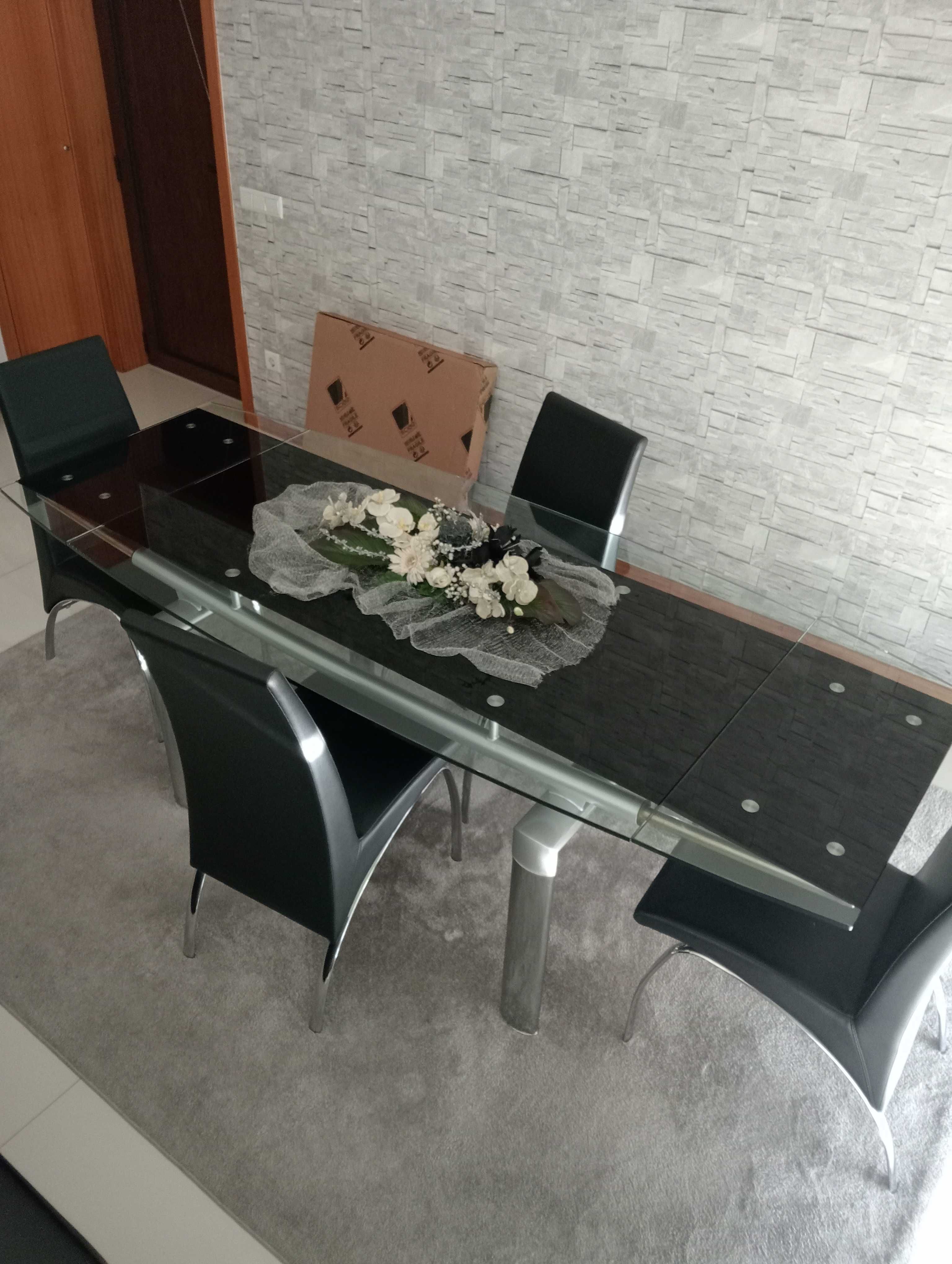 Mesa extensível com 4 cadeiras