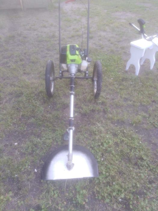 Бензиновый триммер для травы на колесах