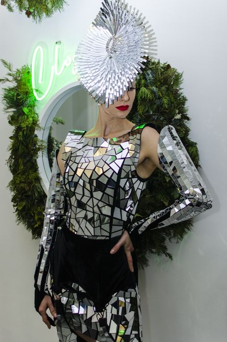 Женский зеркальный костюм.