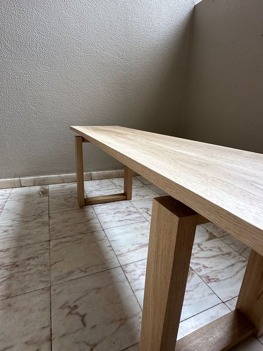 Banco com o topo flutuante, feito á mão em Carvalho branco.