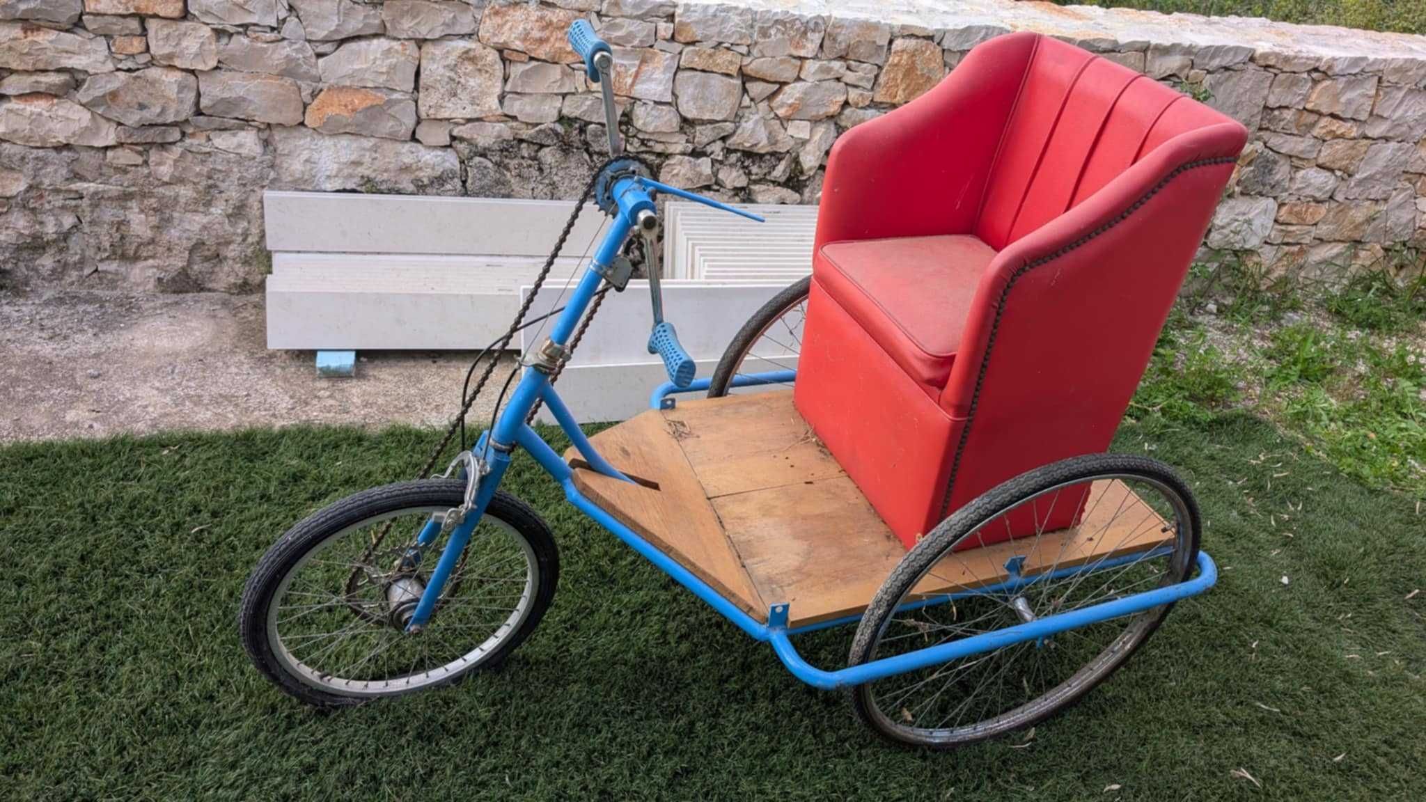 Bicicleta antiga de pedalar com as maos. Restaurada a uns anos.