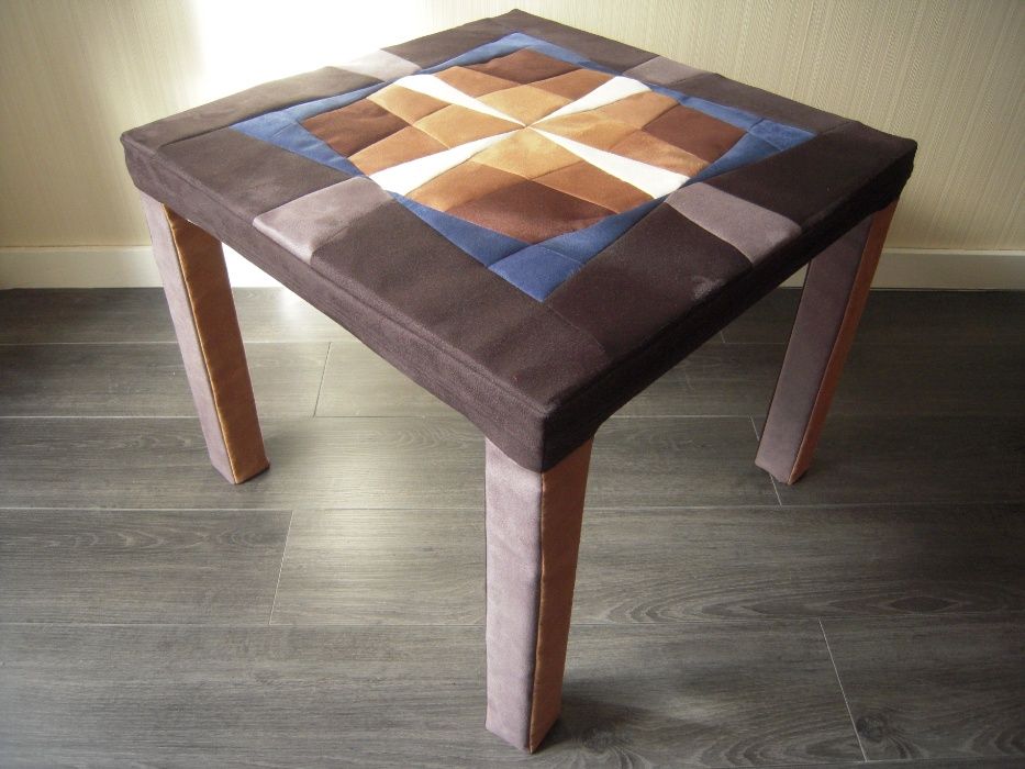 Mesa forrada com tampo em patchwork e tecido Nobuk