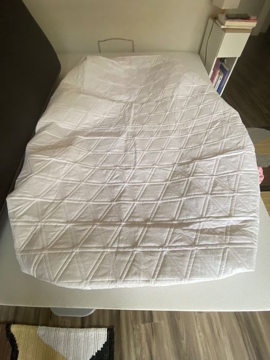 Protector colchão impermeável e almofadado.