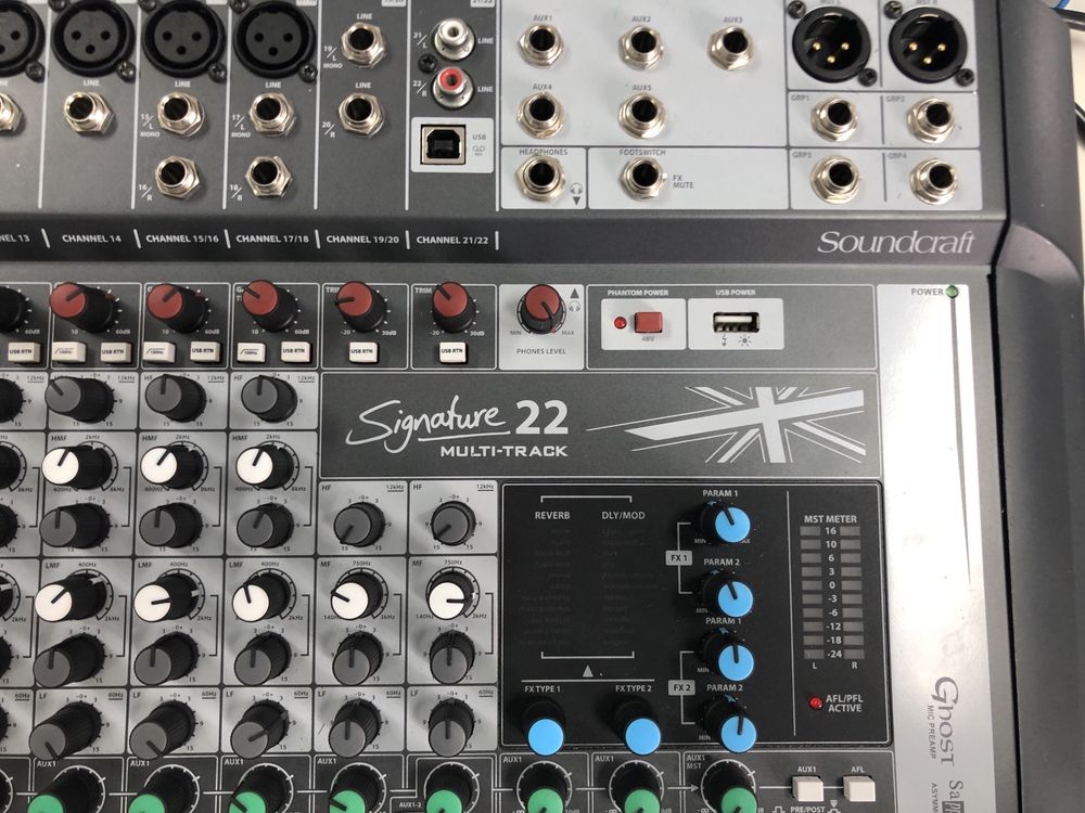 Soundcraft  Signature 22