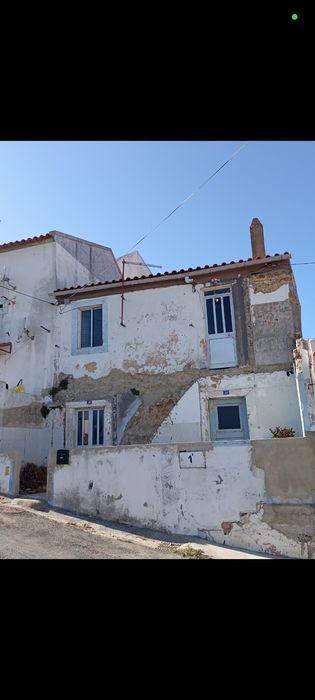 Vendo moradia geminada para remodelação