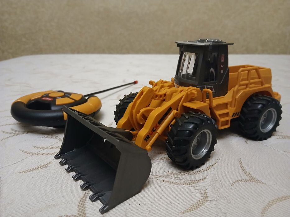 Іграшка Трактор з ковшем  на радіокеруванні іграшка