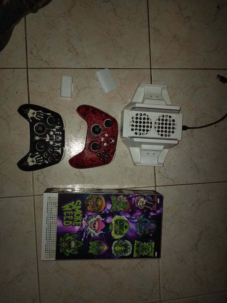 Xbox series s + base de carregamento e resfriamento