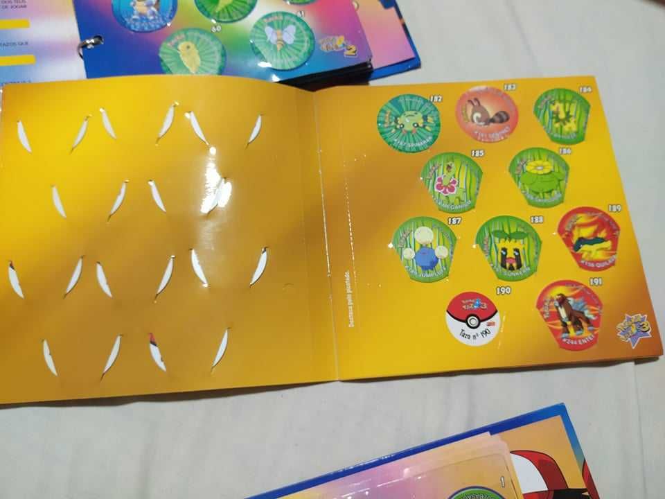 Cadernetas de Tazos Pokemon bastantes