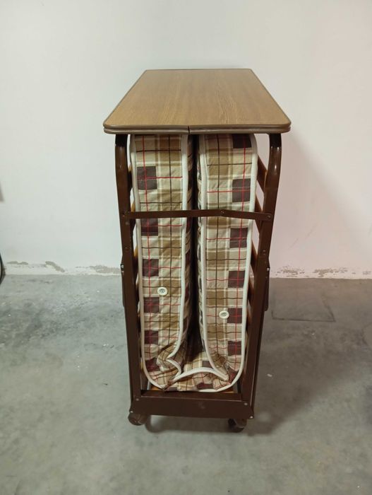 Divã dobrável de uma pessoa de fácil arrumação em bom estado