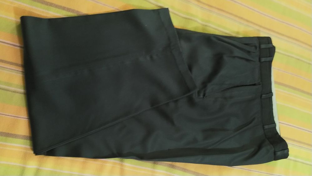 Calças clássicas cor azul.