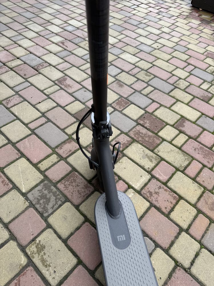 Електросамокат Xiaomi Mi Electric Scooter Essential 2021