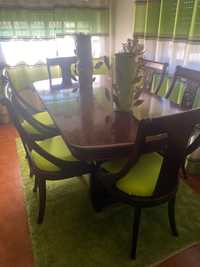 Conjunto de mesa e cadeiras mogno