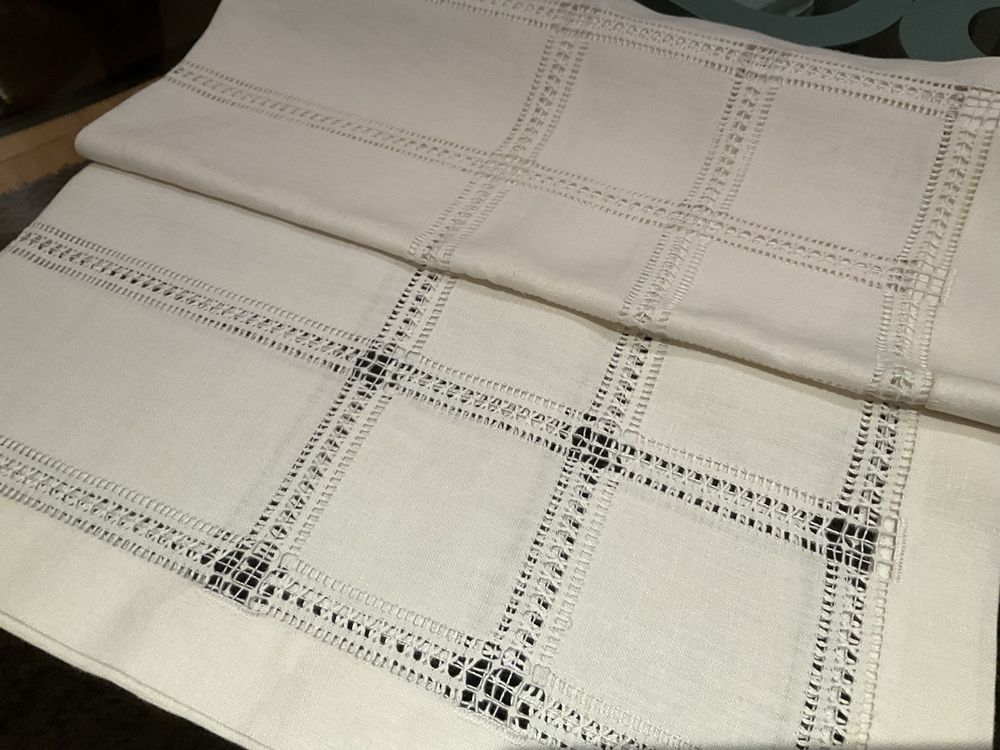 Toalha quadrada em linho puro, com bainhas abertas.