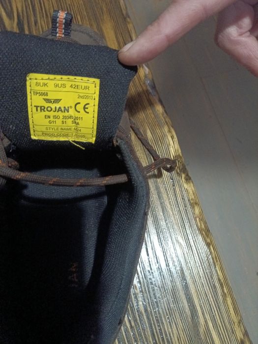 Продаю будівельні кросівки фірми TROJAN.