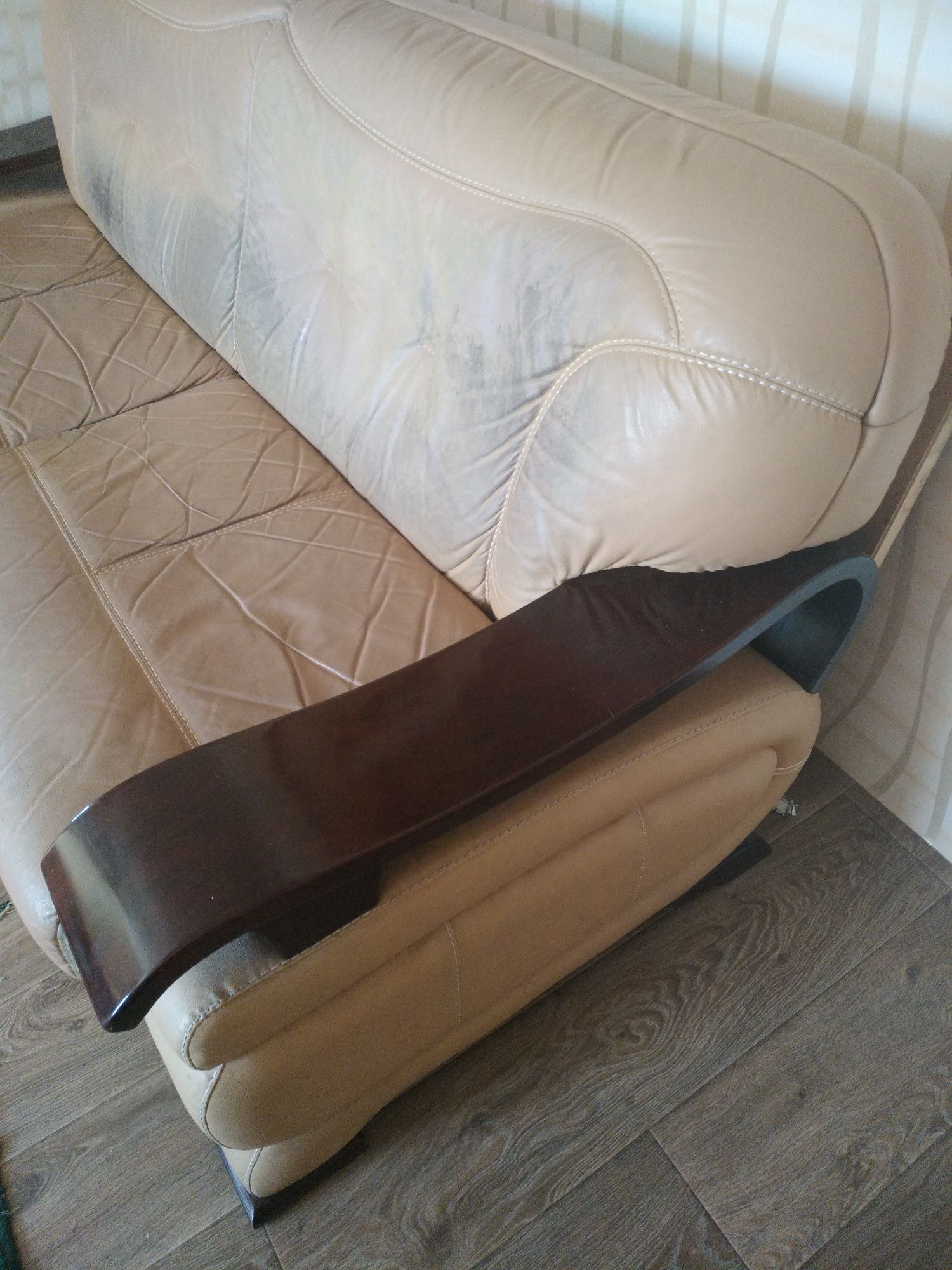 Кожаный диван с деревянными подлокотник