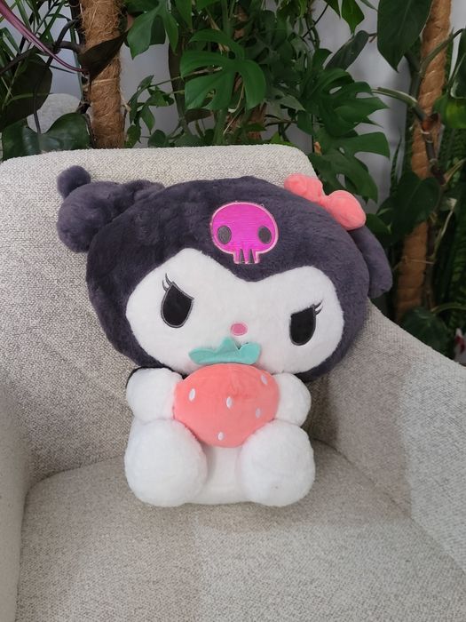 Duży pluszak Kuromi z truskawką, 35cm.