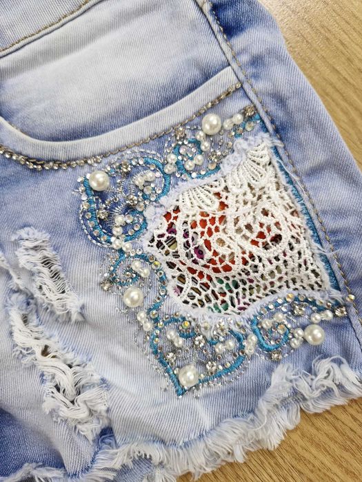 krótkie spodenki dżinsowe z przetarciami i zdobieniami