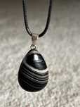 Ágata Negra Banded Cabochon – A Beleza das Camadas, a Força Interior