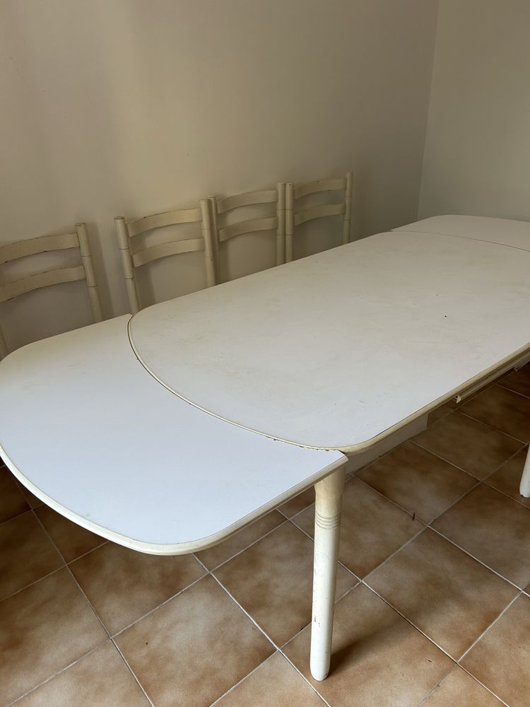 Mesa extensível + 4 cadeiras + 1 banco