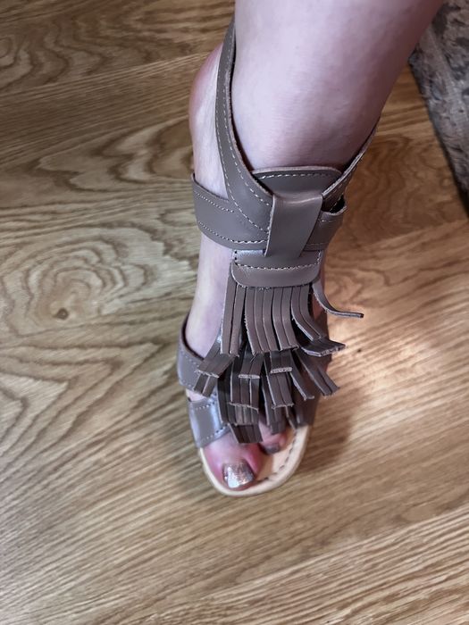 Продам шкіряні босоніжки