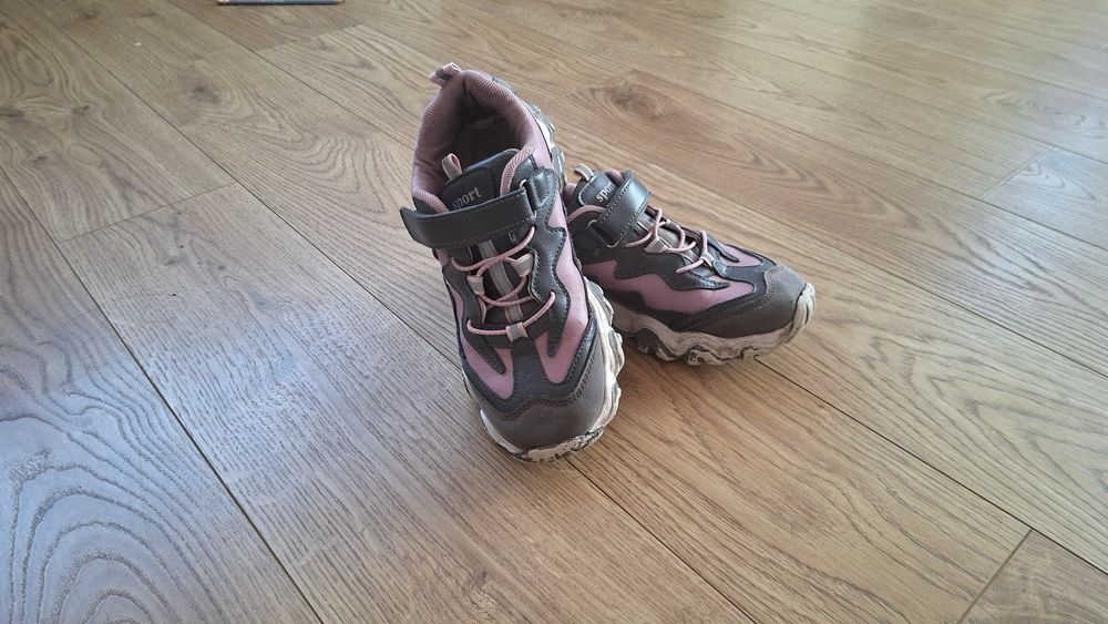 Дитячі кросівки на дівчинку