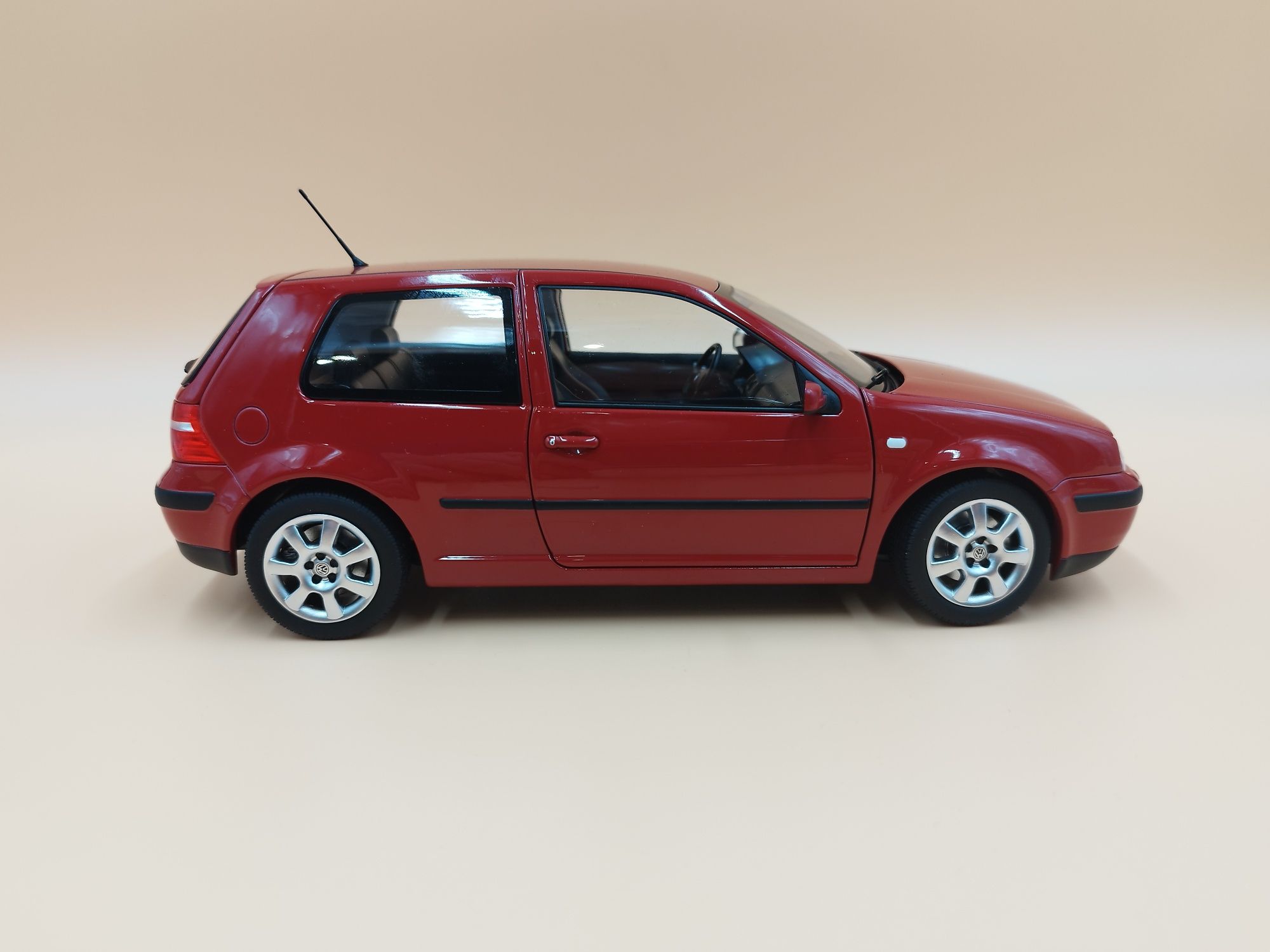 1:18 Norev 2002  VW Golf 4 model nowy