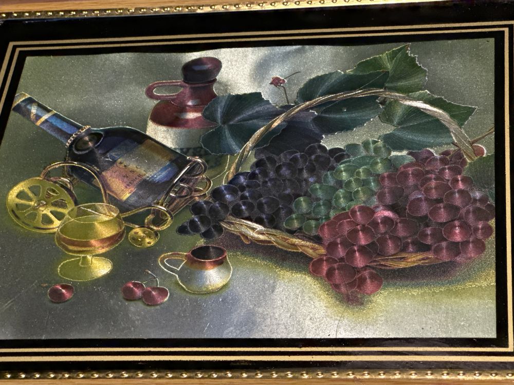 Martwa natura z winem - mieniący się obrazek w drewniano-złotej ramce